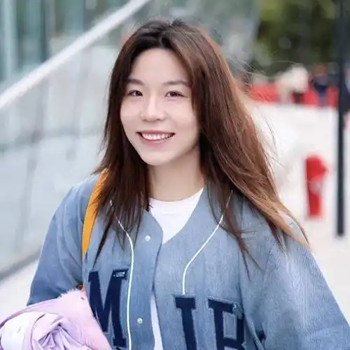 稳赢配资 坐上豪车，国羽美女恋情曝光，男方小1岁，马来西亚，羽毛球高手