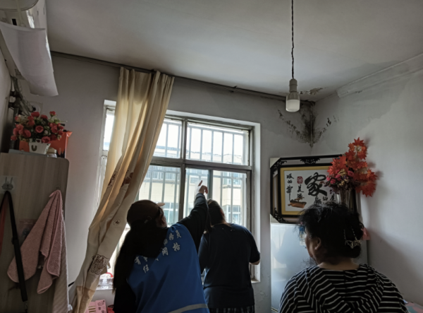 都优配送端 任城区南苑街道博古庄社区解决居民楼漏水难题