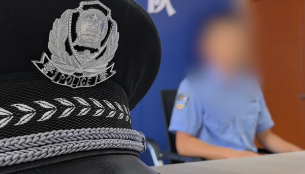 宝尚配资 面对警察，丧心病狂的毒贩拉开了手榴弹......